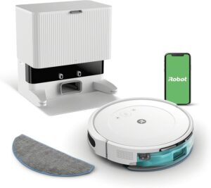 Roomba Combo® Essential 2 mit Saugstation auf einem glatten Holzboden in Aktion  